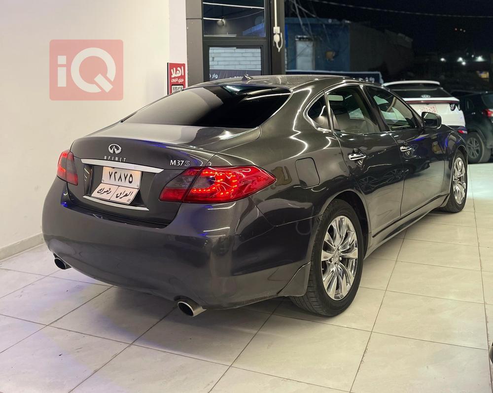 Infiniti M